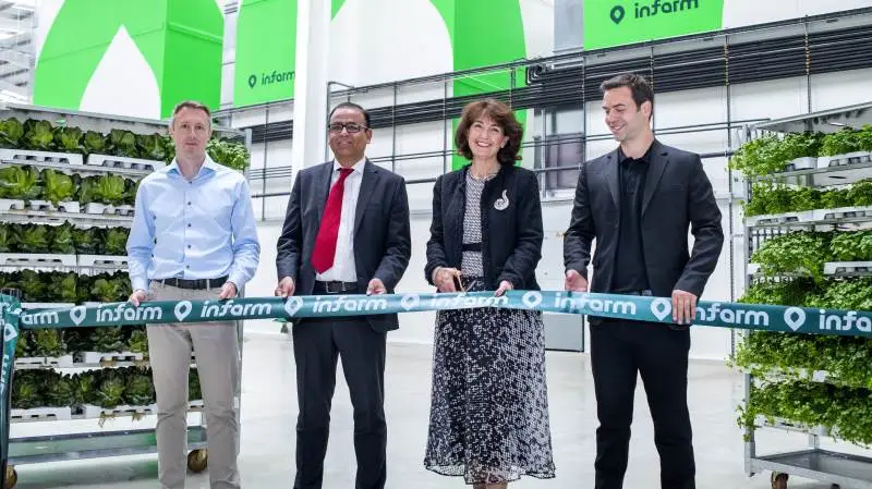 Minister for Agri-innovation og Climate Adaptation, Jo Churchill, åbnede officielt Infarm Growing Center i Bedford i Storbritannien sammen med (fra venstre.) Jeremy Byfleet (Regional Director Operations UK hos Infarm), Mohammad Yasin (parlamentsmedlem for Bedford) og Erez Galonska (adm. direktør og medstifter af Infarm). Fotos: Infarm