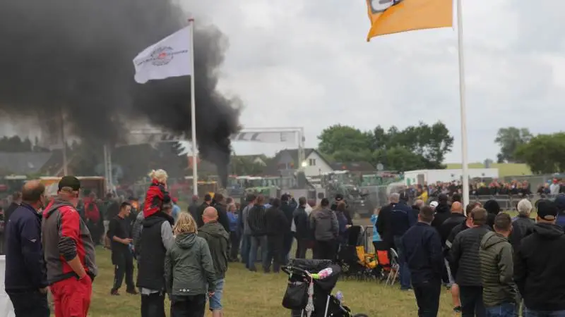 Regnen forsvandt netop som trækket gik i gang og Nordvestfyns Landboungdom trak igen i år mange tilskuere til pladsen i Nr. Åby, da det årlige traktortræk løb af stablen. Fotos: Henriette Lemvig
