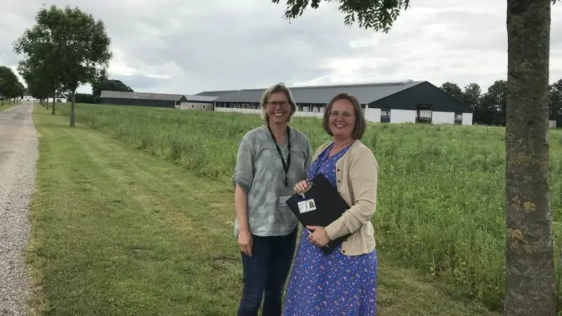 To af Vejen Kommunes miljøsagsbehandlere Gitte Elgaard og Anna Kathrine Klitgaard ses her foran en af de nyeste kvægstalde i kommunen.