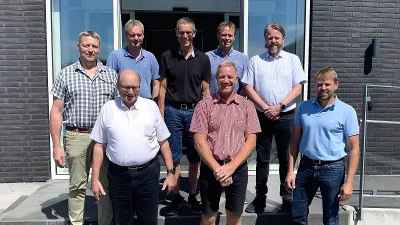 tyregruppen fra venstre nederst: Aksel Buchholt (Formand for Linkogas), Niels Blem Sørensen (Næstformand for Biomasseforeningen), Hans Damgaard (Formand for KHL), fra venstre øverst: Nis Hjort (Formand for Vejle-Fredericia Landboforening), Lars Schmidt (Chefkonsulent miljø, KHL), Thomas Johansen (Biomasseforeningen), Claus Bech Jensen (Chefkonsulent økonomi, KHL), Erik Mansig (Direktør, Linkogas). Derudover består styregruppen af Christian Arrild Madsen (Vejle-Fredericia Landboforening).