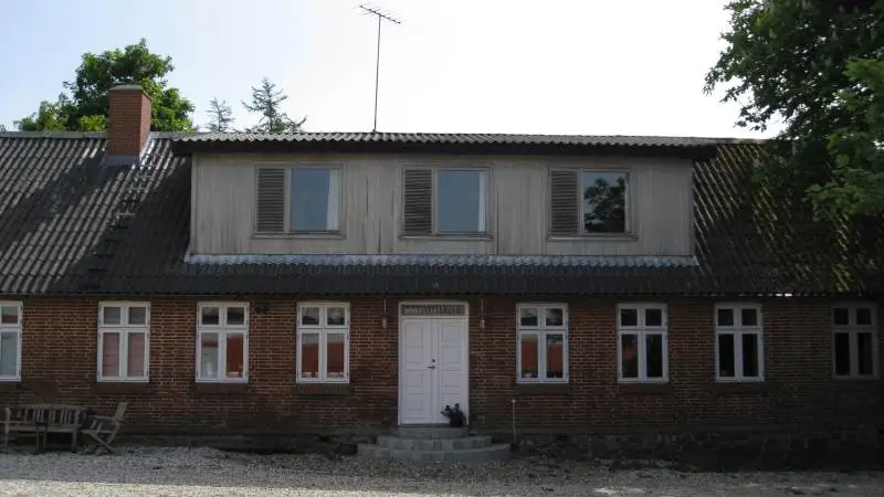 Et ældre stuehus før og efter renovering. Fotos: Velas