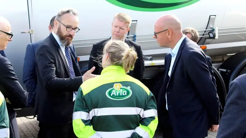 Transport-, bygnings- og boligminister Ole Birk Olesen, (LA), fik en rundvisning i Arla´s logistik og transportdel i forbindelse med præsentationen af L&F´s transportpolitiske udspil. Hér får Ole Birk Olesen, (tv), logistikdirektør hos Arla, Bo Svane, (i midten), og fra L&F, Flemming Nør-Pedersen, sig en snak med en af Arla´s chauffører om de daglige udfordringer.