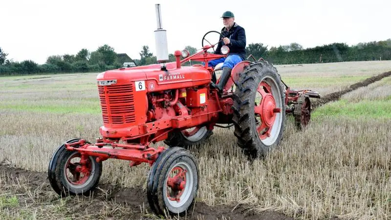 Dagens højeste pointtal, 108,75, blev opnået af Claus Bech, som har flere mesterskaber på sit cv. Her er han ved flækning med sin Farmall H fra 1948 og tofuret bugserplov.
Foto: Anders Kurt Simonsen