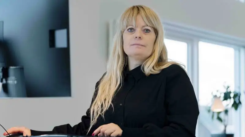 Hvis man vil være klar til at kunne leve op til de nye krav til kvægstalden, er det en god ide at se på sagerne allerede nu, lyder det fra Nina Gamby, Gråkjær Miljøcenter. Foto: Mads Krabbe