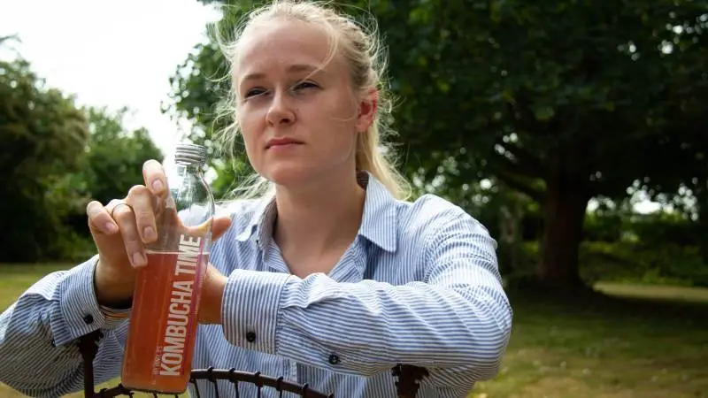Efter en studietur til USA startede den dengang 18-årige Julie Boye-Hansen med at brygge kombucha på hobbyplan. I dag kører hun nu Kombucha Time på fuldtid i en alder af 23. Fotos: Victor Juul Grønbæk