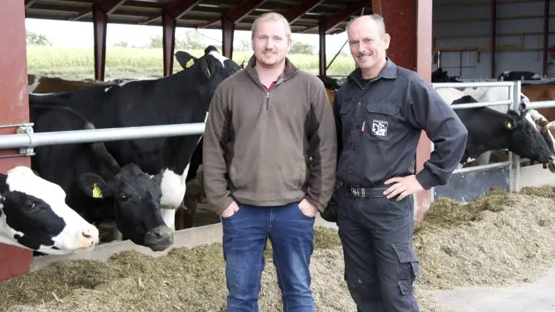 Brian Byrialsen Hovgaard (tv) glæder sig over at have fået samlet sine dyr på én adresse efter staldbyggeriet. Karl Bisgaard (th), Kristian Hansen ApS, stod som sædvanlig bag byggeriet på Stistrupgaard. Fotos: Christian Carus