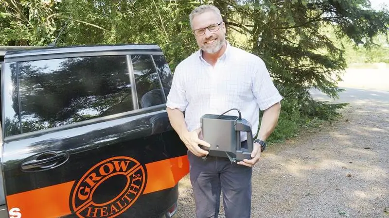 Palle Hemmingsen, svinespecialist hos Unitron A/S med en Unifeeder, der hjælper smågrisene godt i gang få dage efter fødsel.