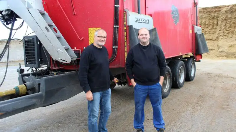 Thomas Kier, TK Salg- og service, (tv) og Anders Sørensen, I/S Rønhave ved den nye Peecon foderblander-vogn, der siden foråret har kørt for fuld kraft på bedriften nær Bramming.