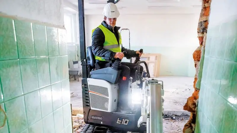 Blandt de maskiner, der forhandles hos Stenderup, er Bobcat E10e, der er Verdens første 1 tons elektriske minigraver. Pressefoto