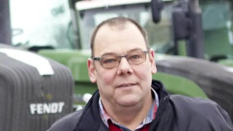 Ernst W. Hansen står klar til en snak om fremtiden for Hjallerup Maskinforretnings kunder i Himmerland.