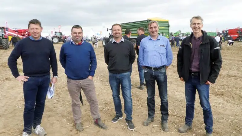 Medlemmer af den fynske styregruppe i forbindelse med en mulig kartoffelmelsfabrik på Fyn var forleden blandt de 10.000 gæster på Potato Europa-messen ved Hannover. Fra venstre er det Dennis Stentebjerg, Torben Povlsen, Henrik Petersen, Henrik Terp og planteavlskonsulent Jens Kr. Ege Olsen, Centrovice.
