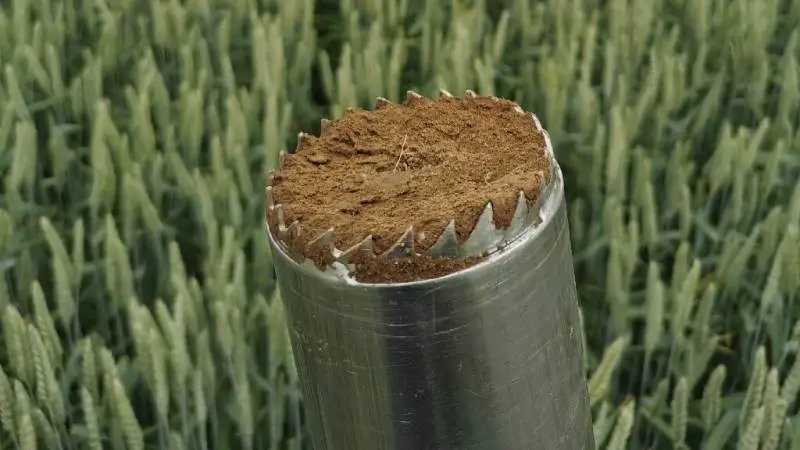 Sensoren måler tilstedeværelsen af mider (Acari) og springhaler (Collembola), de vigtigste biologiske indikatorer for jordkvalitet, fra simple jordprøver. Det, som gør værktøjet unikt er, at softwaren bag sensoren analyserer jordens biologiske kvalitet (QBS-ab index) og økosystemernes stabilitet. Foto: Syngenta