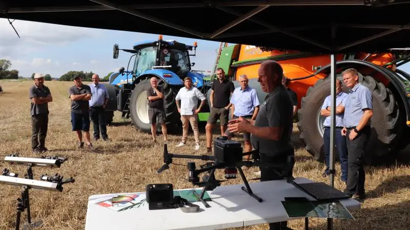 Torsdag eftermiddag blev der afholdt en spotsprøjtedemonstration på Marienborg Gods på Møn. Her viser Mikael Andersen fra Amazone en traditionel drone, der overflyver en mark på for eksempel 11 hektar på fem til syv minutter. Den indlæser et spotsprøjtekort via programmet CultiWise til de fleste marksprøjter - her en Amazone-sprøjte, der kan spotsprøjte ned til 5 centimeters nøjagtighed. Fotos: Jørgen P. Jensen