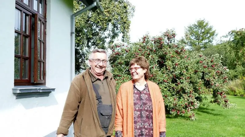 Ib Hjorth og Majbritt Lund Larsen bor selv på Udbyneder Østergaard, der er Ib Hjorths fødehjem, og han har drevet gården siden 1978. I dag består bedriften af 1.100 hektar økologisk planteavl under plov og en konventionel svineproduktion på 500 søer. Fotos: Bøje Østerlund