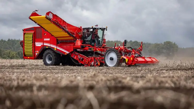 Varitron 470 med hjulchassis kan ligeledes udstyres med den gennemtestede 64 centimeter lange tankforlængelse. Herved kan særligt høje transporttrailere og kasser nemt og sikkert fyldes i anden række. Pressefoto