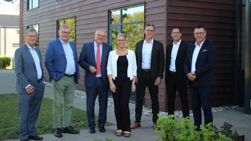 R2 Agro har både en nyetableret bestyrelse og ledergruppe på plads. Yderst fra venstre: Carsten Brink, bestyrelsesmedlem, Jacob Holm, bestyrelsesmedlem, Lars Skou, bestyrelsesformand, Heidi Bøckel Häuser, CFO, Lars Laursen, commercial manager, Christian Linnet, supply chain manager og Peter Skou, administrerende direktør.