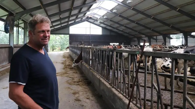 - Jeg har taget min tidligere ansatte medhjælper ind som partner og medejer, så han er på vores gård og klarer 80 procent af det daglige arbejde, siger Alex Datema, der som formand for landsorganisationen BoerenNatur er væk fra hans bedrift flere dage om ugen. Fotos: Jørgen P. Jensen