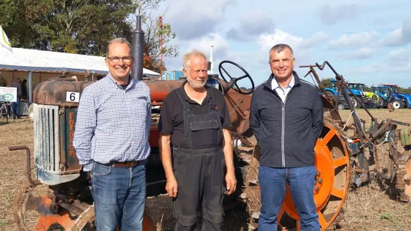 Tre af hovedpersonerne under sjællandsmesterskaberne. Fra venstre: Pløjeleder Peter Kofoed Hendriksen, arrangør Jens Peter Ridder, og vært for stævnet, Jens Eghøj.