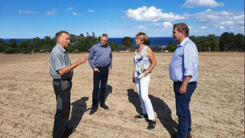 Deltagere i markmødet i Odsherred. Fra venstre: Svineproducent Preben Hansen, Tuse Næs, folketingsmedlem Jacob Jensen, Yke Kloppenburg Oosterwoud, bestyrelsesmedlem i VKST, og Torben Hansen, formand for VKST. Foto: VKST