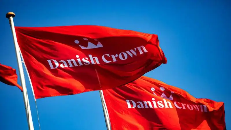 En ny spildevandsledning for for-rensningsanlæg skal give Danish Crown endnu et forretningsben fra slagteriet i Sæby, som kommer både dem og Frederikshavn Forsyning til gode. Fotos: Danish Crown