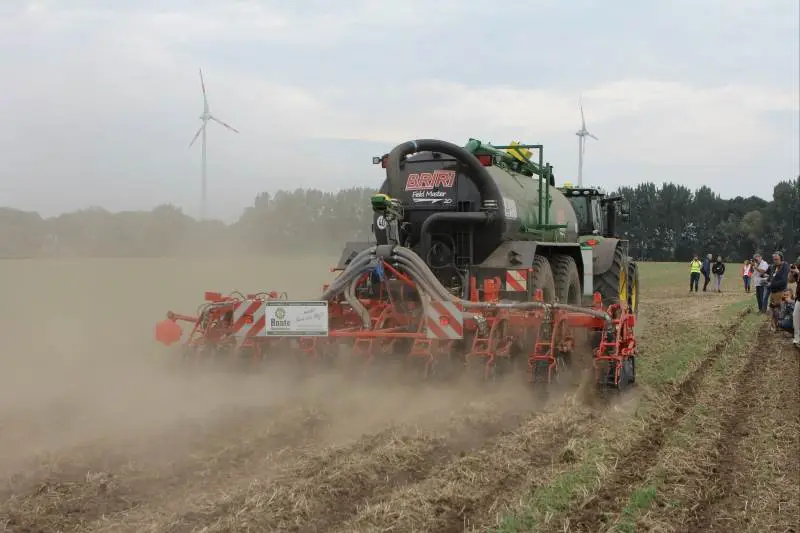 Hante Agrarservice råder over tre ens sæt, som består af John Deere 6250R med 20 tons gyllevogn og Kuhn Striptill-nedfælder. Fotos: Kasper Stougård