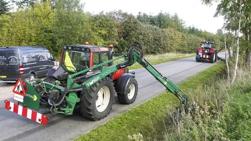 Madsen’s Have- og Graveservice står for vedligeholdelsen af vejrabatterne langs alle Svendborg Kommunes veje. Her gælder det slåning af rabatterne i ialt fire meters bredde langs Rødmevejen ved Stenstrup.