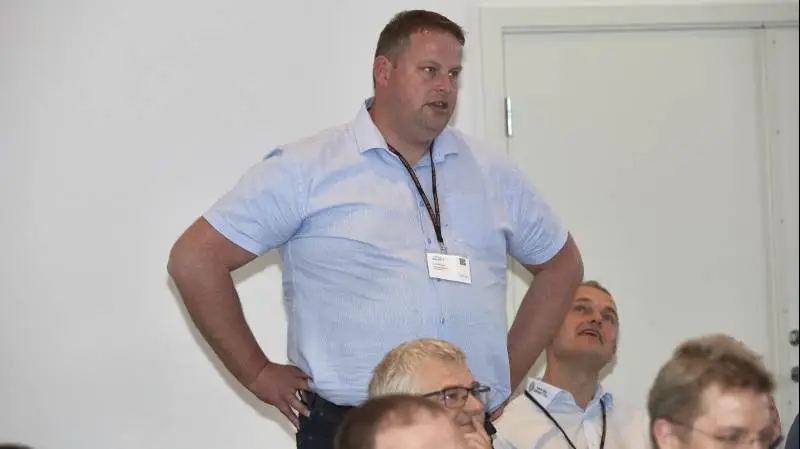- Planen om at øge bæredygtigheden i vores produktion er fin nok, men det hjælper jo ikke, hvis der ikke er nogen griseproducenter tilbage til at være bæredygtige, lyder det fra andelshaveren Lars Andersen, der her ses ved et møde i producentforeningen Danske Svineprocuenter. Arkivfoto