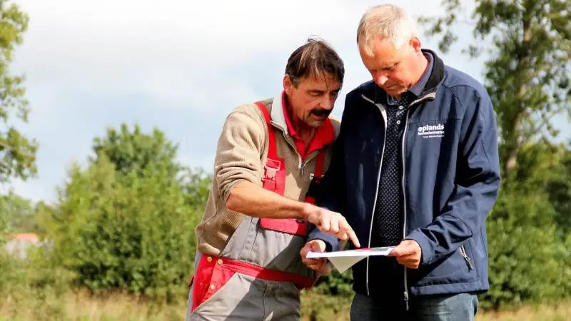 Oplandskonsulent Aksel Ravn og landmand Knud Vind Kristensen fra Vamdrup inspicerer det område, hvor der meget snart skal etableres et minivådområde. Foto: Seges