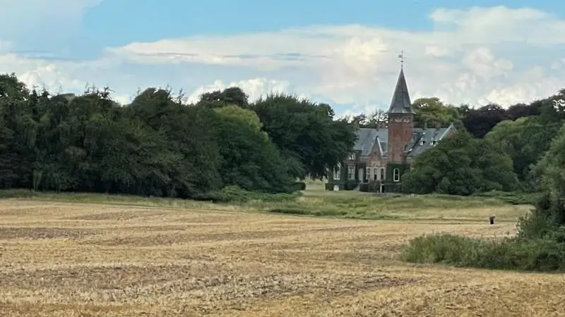 Brattingsborg Gods på Samsø var det første store landbrug herhjemme, som har investeret betydeligt i at opsamle regnvand og lagrer det i store bassiner, så det kan bruges til at vande markerne i tørre perioder. Foto: Jacob Lund-Larsen
