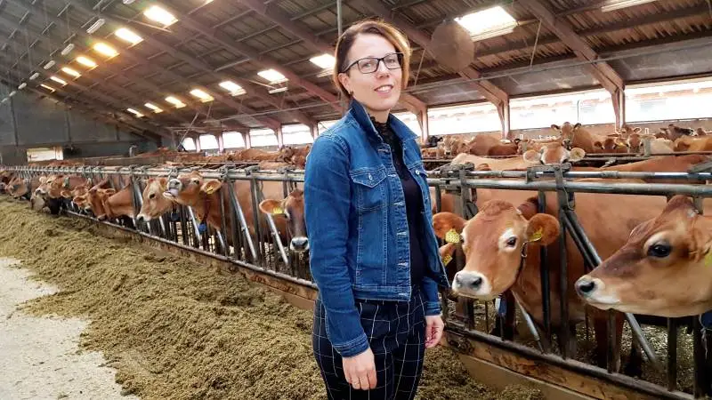- Jeg sover meget bedre, har fået meget mere energi og kan mærke at musklerne bliver knap, så trætte omkring den stivgjorte ryg som tidligere. Produkterne er bare fantastiske og gør noget godt ved min krop. Og det var for dumt at stoppe – det gør jeg bare ikke igen, fortæller Jonna Hosbond Thomsen.