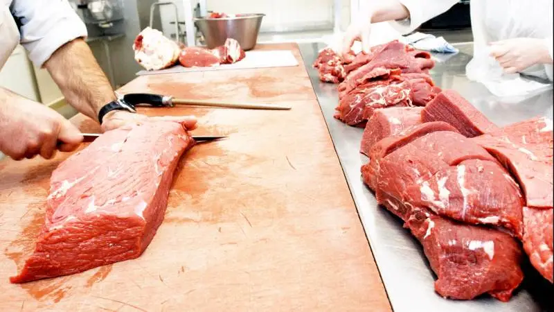 Usikkerhed i husholdningsbudgettet betyder, at kunderne ikke kaster sig ud i impulsindkøbene ved køledisken i samme grad som tidligere år, oplever Danish Crown Beef.