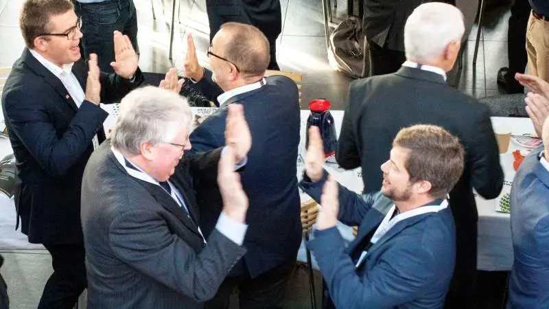 Omkring 400 aktører inden for fødevarebranchen var i går samlet på Bygholm Landbrugsskole til en vækstkonference, der blandt andet havde fokus på, hvordan fødevareindustrien kan brødføde den stigende verdensbefolkning. Forsamlingen varmede op med en sangleg. Fotos: Flemming Erhard