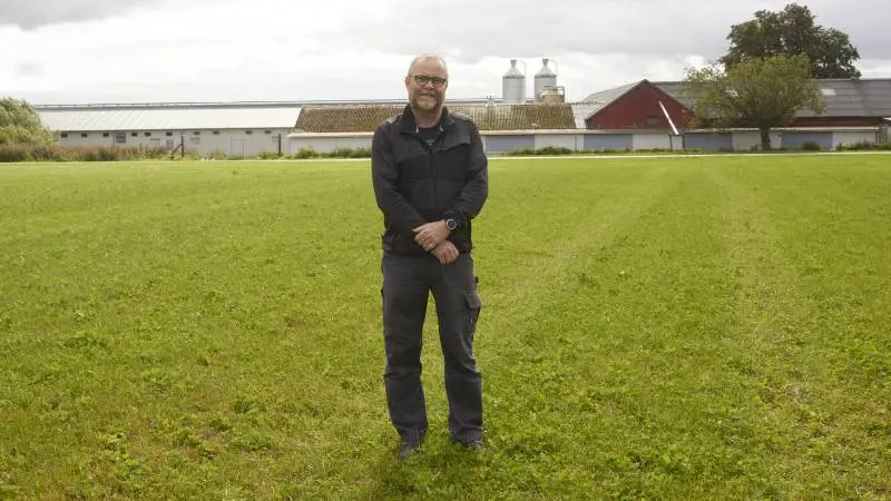 Han elsker det, hønsene og det daglige arbejde på Lille Gandrupgård. Alligevel håber Lars Bredahl inden for tre til fem år at kunne sætte et »til salg-skilt« i jorden og komme ud og prøve noget andet. Fotos: Tenna Bang