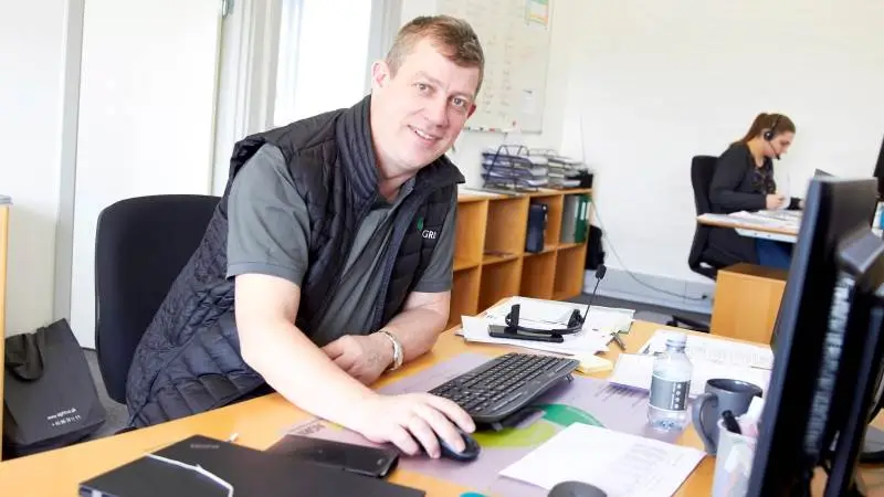 - Jeg vil fortælle, hvordan landmanden kan få fat i de udenlandske medarbejdere med en bedre præsentation af gården og jobbet. Vi har rigtig gode erfaringer med video og droneoptagelse fra gården, siger Vittus Bernlow, der er leder af Agri Nords afdeling for HR & Rekruttering.