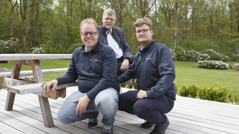 Allan Helms (tv) og Jakob Helms (th) har for nyligt gennemført et generationsskifte og har købt maskinhandleren Helms TMT-Centret fra deres far Kristian Helms (bagest). Foto: Erik Hansen