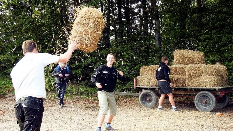 Der blev kæmpet hårdt i disciplinerne ved oplevelsesdagen på Dalum Landbrugsskole afdeling Korinth. Her gælder det halmballe-stabling. Foto: LandboUngdom