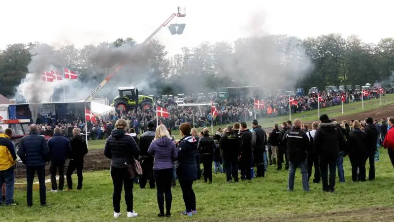 På lørdag er der traditionen tro traktortræk som indledning af efterårsferien på Egeskov Slot med blandt andet halloween. Billedet er fra 2015, hvor sæsonens sidste traktorstævne blev overværet af 4.000 tilskuere.