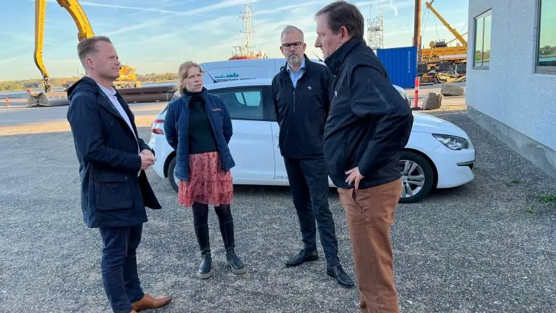 Iben Krog Rasmussen (V) var på besøg hos DLG's største kornterminal på Masnedø ved Vordingborg i selskab med udenrigsminister Jeppe Kofoed (S) for at styrke det politiske samarbejde for Danmarks position som fødevarenation. Foto: Henrik Søndergaard Nielsen