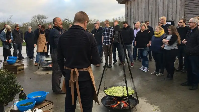 80 afgangselever fra syv af landets landbrugsskoler vil torsdag den 1. november være samlet på det økologiske destilleri Cold Hand Winery i Randers. Her er der kickoff til projektet ’I gang for 1 million’, hvor de studerende som et led i deres agrarøkonomuddannelse (sidste trin på landbrugsuddannelsen) skal udarbejde en forretningsplan for en landbrugs- eller fødevarevirksomhed, som kan etableres for én million kroner.