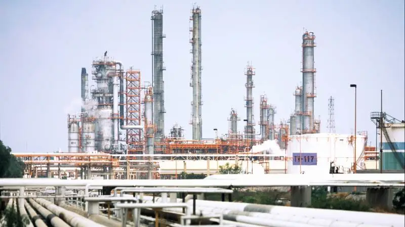 De olieproducerende lande I OPEC+ stillede sig søndag op på række for at hylde den markante nedskæring i landenes olieproduktion. USA er ikke ligefrem tilfredse med OPEC+, og det Hvide Hus indikerer, at aftalen udelukkende er til økonomisk fordel for Rusland og Saudi Arabien.