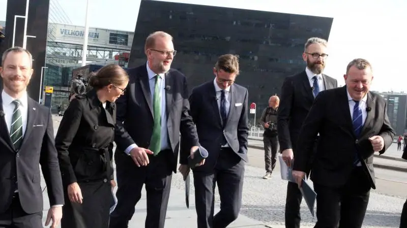 Hele seks ministre, med statsminister Lars Løkke Rasmussen (V) i spidsen præsenterede i går regeringens nye luft- og klimaudspil i København. Udover statsministeren var det miljø- og fødevareminister Jakob Ellemann-Jensen (V), socialminister Mai Mercado (K), klimaminister Lars Chr. Lilleholt (V), skatteminister Karsten Lauritzen (V) og transportminister Ole Birk Olesen (LA). Foto: Lasse Ege Pedersen