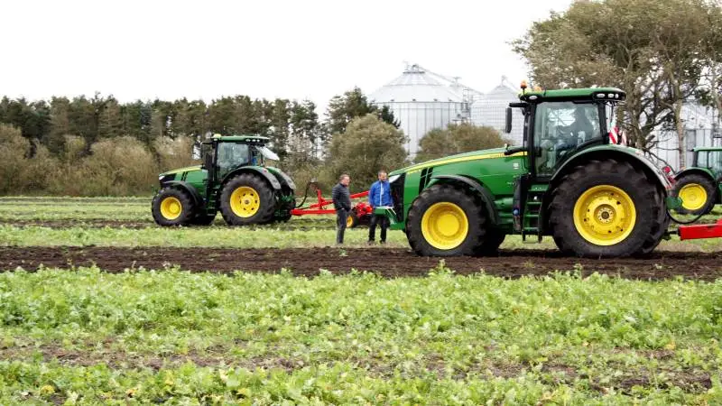 Semler viste blandt andet deres John Deere 8400R frem, da demotouren blev sat i gang i Aabybro. Foto: Christian Carus