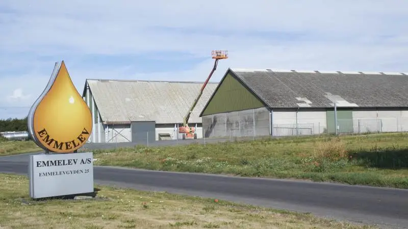 Planerne for genopbygningen af den nedbrændte oliemølle og hal på Emmelev Mølle er lagt og i fuld gang. Emmelev Mølle regner med at være på plads med det nye produktionsanlæg primo 2023.