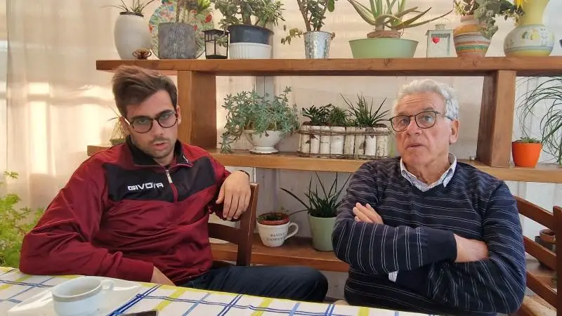 Frederico Cazzaro (tv.) er 29 år og skal snart overtage hans fars (th) gård.- Tørken har virkelig været slem i år, og majshøsten har været elendig. Men vi har heldigvis kunnet kanal-vande vores marker, så vi venter en middel høst af sojabønner, fortæller faderen. Fotos: Jørgen P. Jensen