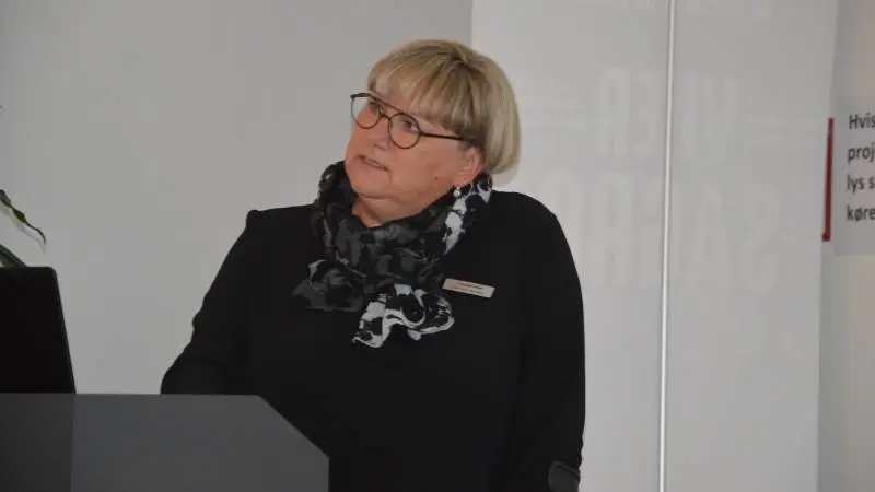 - I har set rigtig mange versioner af, hvordan en faresti til en løs so skal se ud. Hvad er fordampningen fra den på lugt og på ammoniak? Der er ingen, der ved det. Vi har ikke tallene. Og som det er indtil videre, så siger man, jamen indtil vi har en fornuftig idé om, hvordan den her standardsti ser ud, så laver vi ikke nogen målinger, lød det fra Heidi Birch Wentzlau. Fotos: Camilla Bønløkke