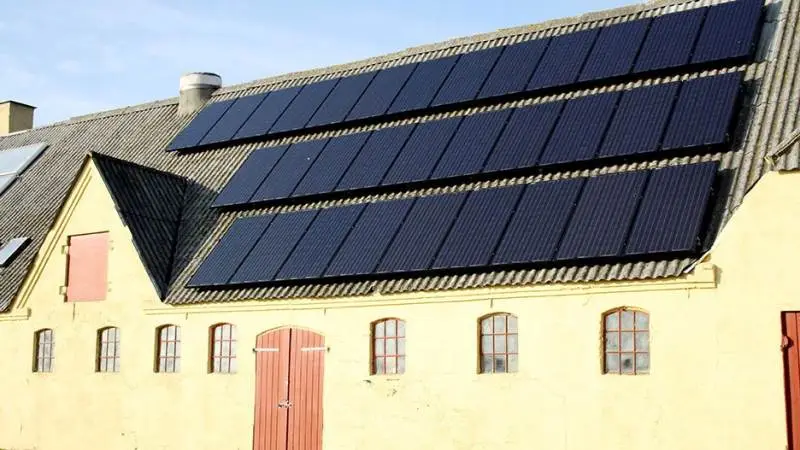 Ifølge beregninger fra Dansk Energi vil husstandsanlæg med batterier i 2025 blive næsten lige så populære, som de var tilbage i 2011-12, hvor prisreduktioner fik antallet af små solcelleanlæg til at gå fra 5.000 til 75.000 på bare ét år. Arkivfoto