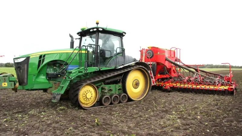 Dagens vært, JSJ Agro, havde selv udlånt sættet med en bæltedrevet John Deere 8360RT og en Väderstad Spirit-såmaskine.