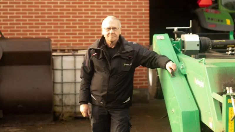 - Det at have en maskine, der kan bekæmpe ukrudtet i en fart, er bare så vigtigt, lyder det fra Henning Mølkjær, Hammerum ServiceCenter, der har forhandlingen af Kvickfinn-kultivatoren i Danmark. Fotos: Henning K. Andersen