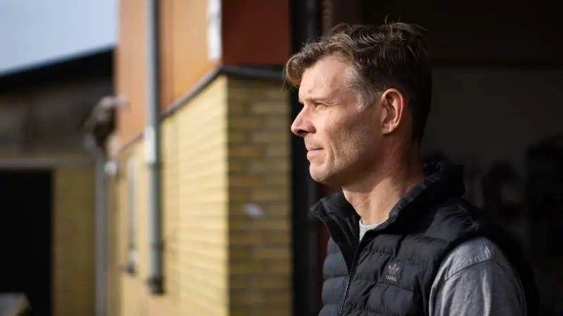 - Det her handler om landmandens dyrkningsret, og indgrebet er åbenlyst i strid med grundlovens paragraf 73 om ejendomsrettens ukrænkelighed, siger BL-formand Peter Kiær. Det sker i en kommentar om et fælles, rødt forslag om ved lov at lægge hånd på 200.000 hektar landbrugsjord.