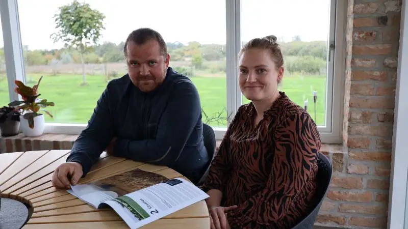 Louise og Rasmus Henneberg stod overfor lidt af et hurdle, da den lejede jord, hvor de driver deres økologiske sohold, blev solgt. Nu har de fået lagt en strategi for fremtiden. Foto: Velas